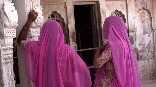 インドの路上で伝統的な服を着た女性は — ストック写真