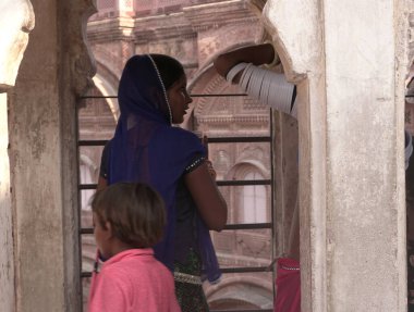 Halk ve turistler Rajasthan eyaletindeki Jaisalmer şehrindeki müzeyi ziyaret ediyorlar.