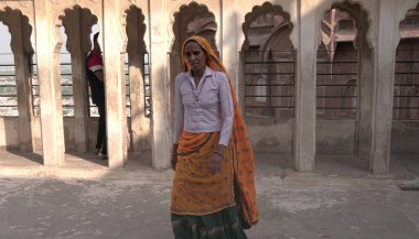 Hindistan 'daki antik harabeleri ziyaret eden turistler