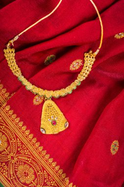 Mangalsutra ya da Altın Kolye, evli Hindu kadınlar tarafından giyilecek.