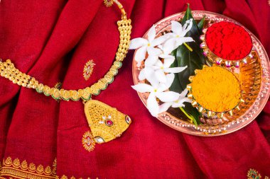 Mangalsutra ya da altın kolye evli Hindu kadınlar tarafından giyilir, haldi ve kumkum ile düzenlenir..