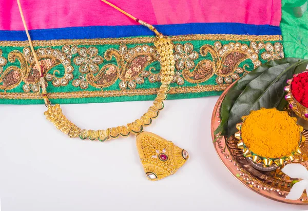 Mangalsutra Eller Golden Halskæde Til Båret Gift Hindu Kvinder Arrangeret - Stock-foto