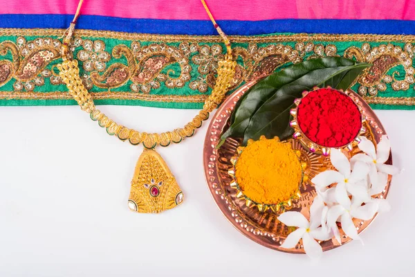 Mangalsutra Tai Kultainen Kaulakoru Kuluneet Naimisissa Hindu Naiset Järjestetty Haldi — kuvapankkivalokuva
