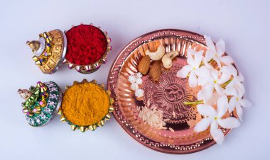 Haldi ve kumkum, pirinç ve fındıklı beyaz çiçekler.