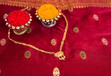 Mangalsutra ya da altın kolye evli Hindu kadınlar tarafından giyilir, haldi ve kumkum ile düzenlenir..