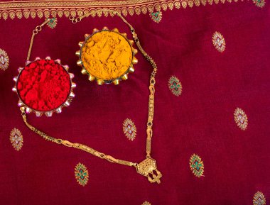 Mangalsutra ya da altın kolye evli Hindu kadınlar tarafından giyilir, haldi ve kumkum ile düzenlenir..