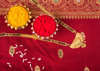 Mangalsutra ya da altın kolye evli Hindu kadınlar tarafından giyilir, haldi ve kumkum ile düzenlenir..