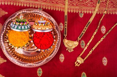 Mangalsutra ya da altın kolye evli Hindu kadınlar tarafından giyilir, haldi ve kumkum ile düzenlenir..