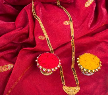 Mangalsutra ya da altın kolye evli Hindu kadınlar tarafından giyilir, haldi ve kumkum ile düzenlenir..