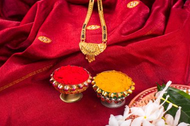 Mangalsutra ya da altın kolye evli Hindu kadınlar tarafından giyilir, haldi ve kumkum ile düzenlenir..