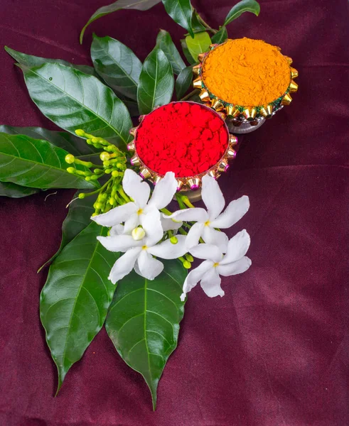 Frunze Verzi Flori Albe Aranjate Haldi Kumkum — Fotografie, imagine de stoc