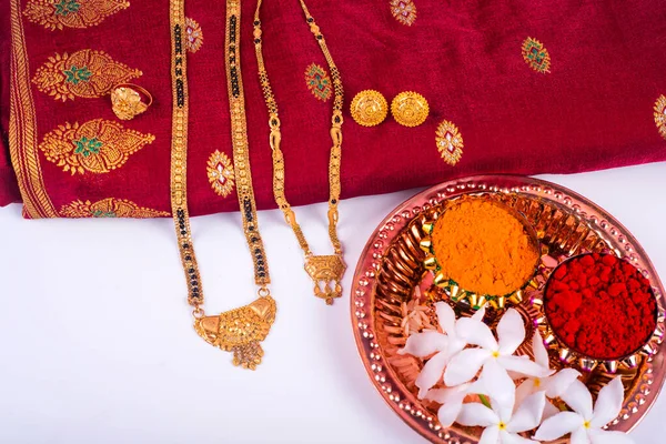 Indiansk Gullsmykker Med Vakker Bakgrunn – stockfoto