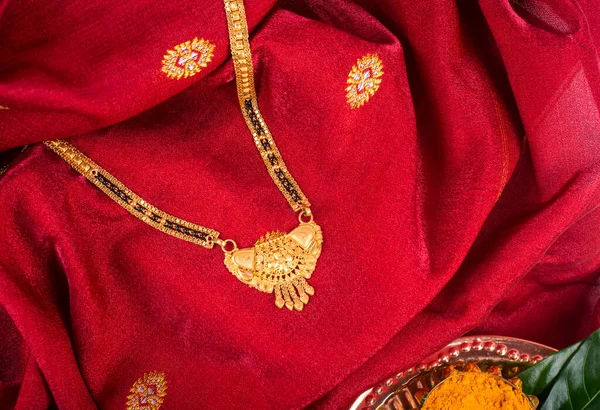 Indyjska Tradycyjna Złota Biżuteria Pięknym Tle — Zdjęcie stockowe