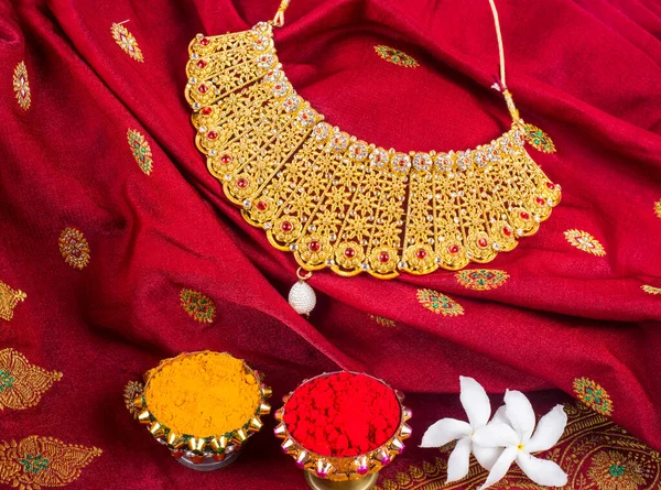 Güzel Arkaplanda Hint Geleneksel Altın Mücevherleri — Stok fotoğraf