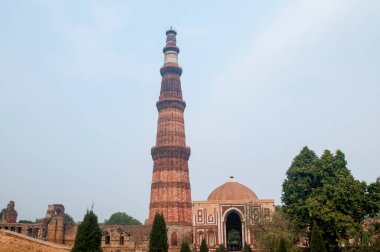 DELHI, Hindistan - 23 Şubat 2018: Kutub Minar, Hindistan 'daki en uzun minare mermer ve kırmızı kumtaşı kulesidir. 