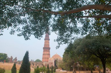 DELHI, Hindistan - 23 Şubat 2018: Kutub Minar, Hindistan 'daki en uzun minare mermer ve kırmızı kumtaşı kulesidir. 