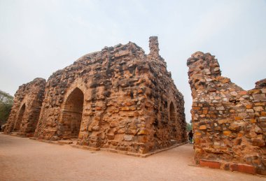 Hindistan 'daki antik harabeleri ziyaret eden turistler