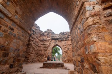 Hindistan 'daki antik harabeleri ziyaret eden turistler