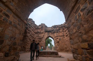 Hindistan 'daki antik harabeleri ziyaret eden turistler