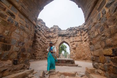 Hindistan 'daki antik harabeleri ziyaret eden turistler