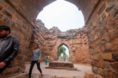 Hindistan 'daki antik harabeleri ziyaret eden turistler