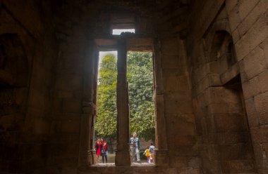 Hindistan 'daki antik harabeleri ziyaret eden turistler