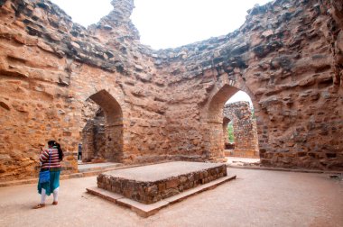 Hindistan 'daki antik harabeleri ziyaret eden turistler