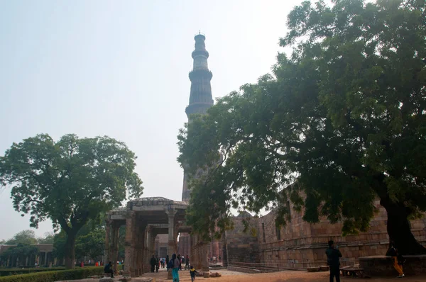 Delhi Inde Février 2018 Personnes Non Identifiées Visitant Qutub Minar — Photo
