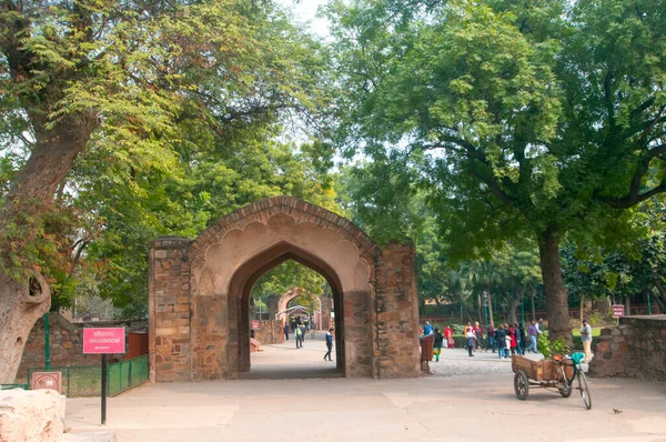 Delhi India Febrero 2018 Personas Identificadas Visitan Qutub Minar Minarete —  Fotos de Stock