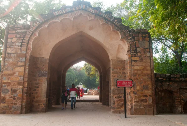 Delhi India Febrero 2018 Personas Identificadas Visitan Qutub Minar Minarete —  Fotos de Stock