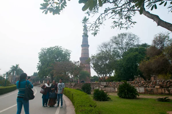 Delhi India Februari 2018 Niet Geïdentificeerde Mensen Bezoeken Qutub Minar — Stockfoto