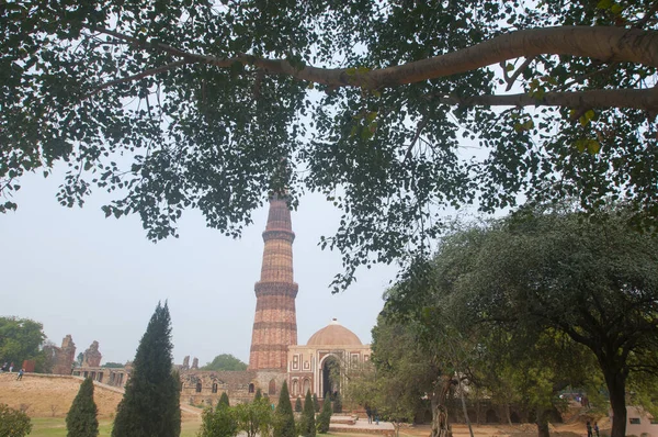 DELHI, Hindistan - 23 Şubat 2018: Kutub Minar, Hindistan 'daki en uzun minare mermer ve kırmızı kumtaşı kulesidir. 