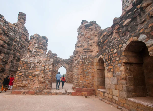 Туристы Посещающие Древние Руины Города Индии — стоковое фото