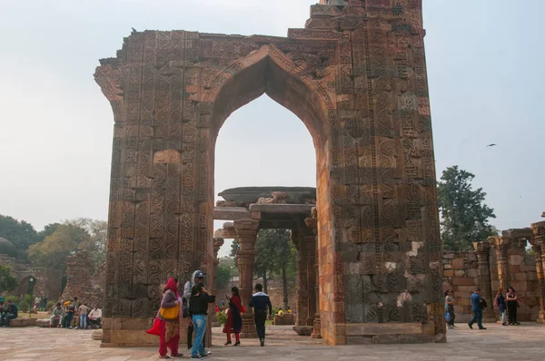 Delhi India Februari 2018 Niet Geïdentificeerde Mensen Bezoeken Qutub Minar — Stockfoto