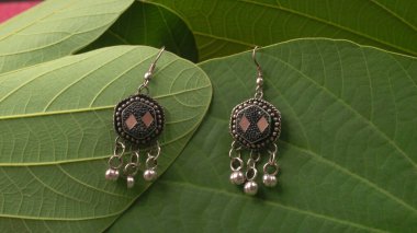 Hint geleneksel antikası ya da yeşil yapraklı eski tip küpeler.