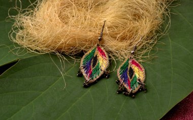 Hint geleneksel antikası ya da yeşil yapraklı eski tip küpeler.