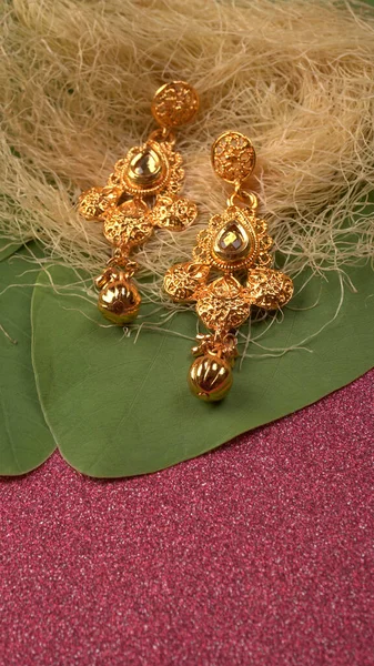 Indische Traditionelle Antike Oder Retro Ohrringe Auf Grünen Blättern Strukturierten — Stockfoto