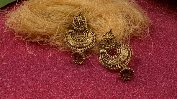 Vackra Antika Gyllene Par Örhängen Lyxiga Kvinnliga Smycken Indiska Traditionella — Stockfoto