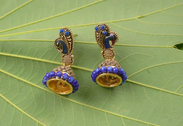 인도의 전통적 골동품 스타일의 귀걸이 텍스처로 — 스톡 사진