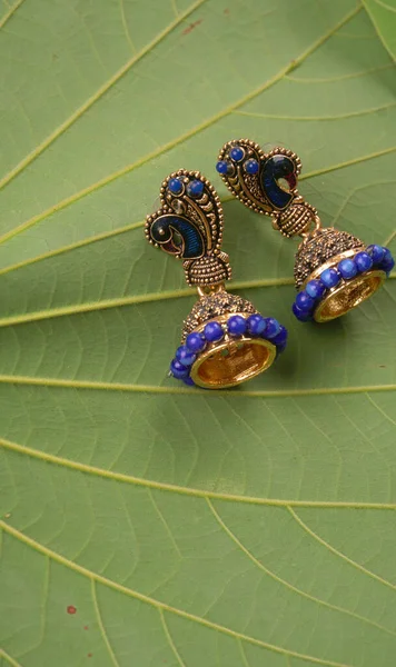 인도의 전통적 골동품 스타일의 귀걸이 텍스처로 — 스톡 사진