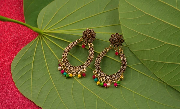 Indian Traditional Antique Retro Style Earrings Green Leaves Textured Background — Stock Photo, Image