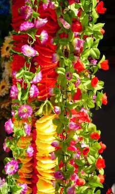 Koyu arkaplanda çeşitli güzel çiçekler var.