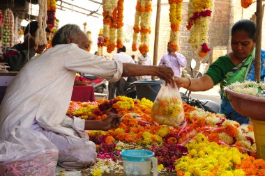 Sokak pazarında çiçekli geleneksel Hint çelenkleri