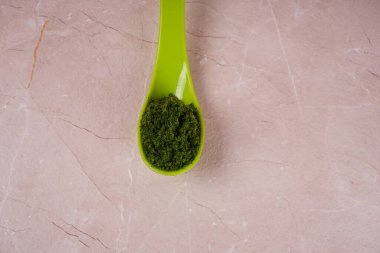 Tıbbi Ayurvedic Azadirachta indica veya mermer granit arka planda kaşık içinde Neem macunu