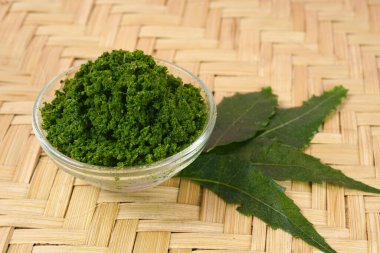 Tıbbi Ayurvedic Azadirachta indica veya Neem macunu ve ahşap arka planda yapraklar