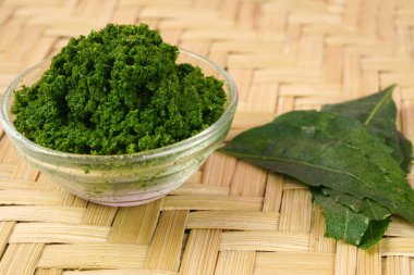 Tıbbi Ayurvedic Azadirachta indica veya Neem macunu ve ahşap arka planda yapraklar