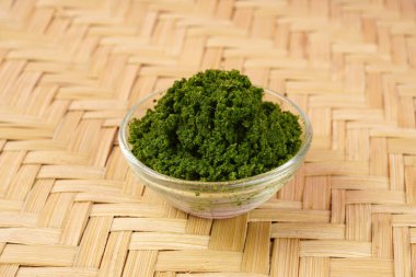 Tıbbi Ayurvedic Azadirachta indica veya ahşap arka planda Neem macunu