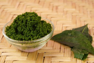 Tıbbi Ayurvedic Azadirachta indica veya Neem macunu ve ahşap arka planda yapraklar