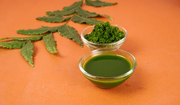 Tempel Neem Dan Jus Dalam Mangkuk Dengan Daun Latar Belakang — Stok Foto