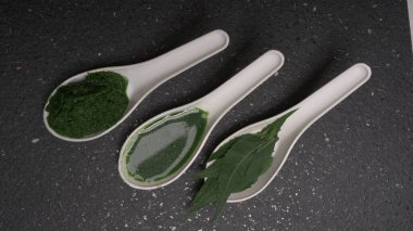 İlaç Ayurvedic Azadirachta indica ya da Neem yaprakları neem macunu, meyve suyu ve dal ile kaplanır